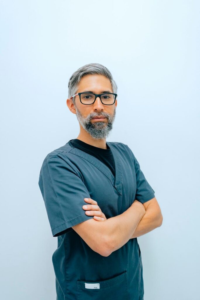 Dr. Jaime A. Valencia, médico ortopedista y cirujano de mano